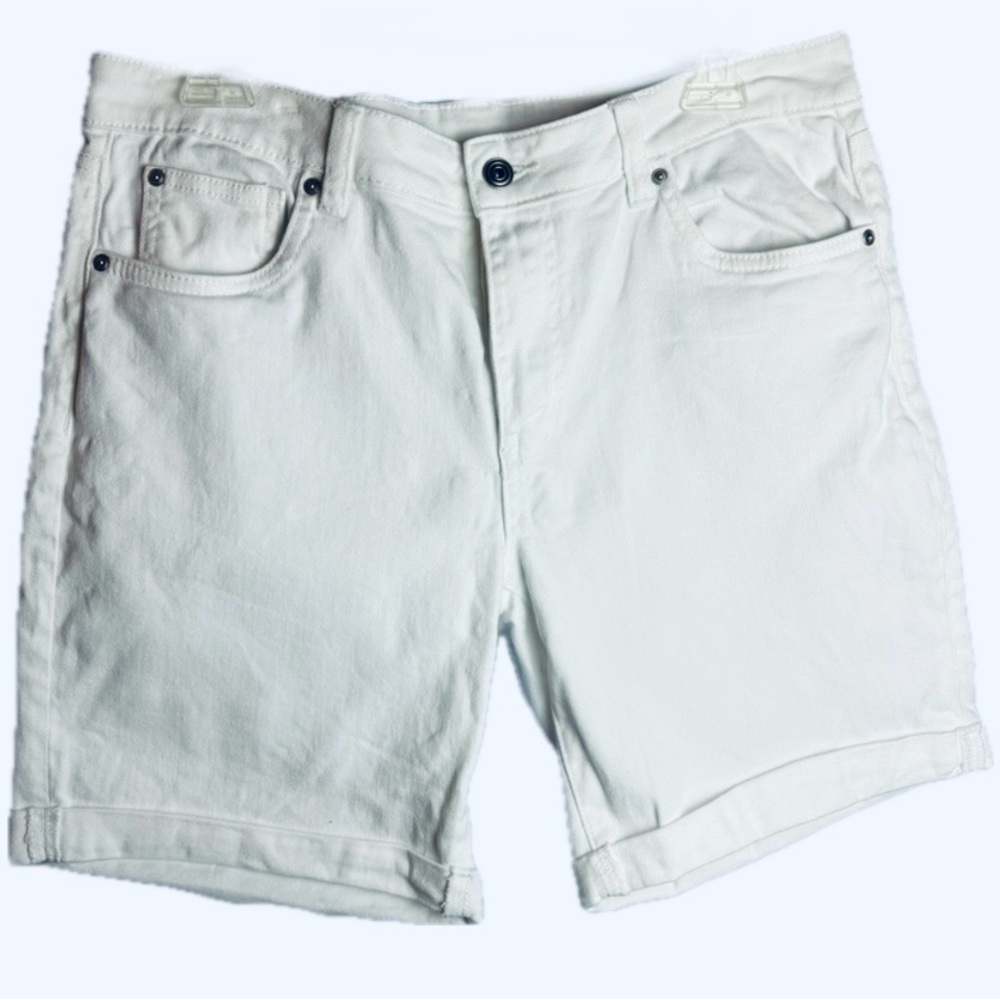 NWOT Celebrity Pink Cuffed White Bermuda Blossom Shorts RE Generation Mid Rise